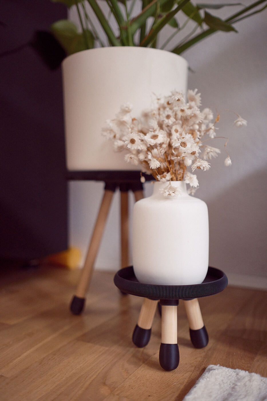 deltapod Beistelltisch mit runder schwarzer Platte auf Holzbeinen – minimalistischer Design-Tisch