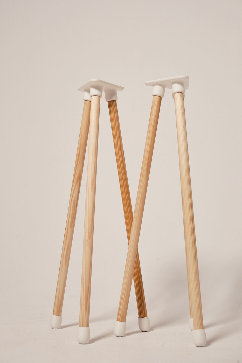 deltapod als eleganter Lautsprecherständer und Boxenständer mit Plattform – Holz und schwarzem 3D-Druck